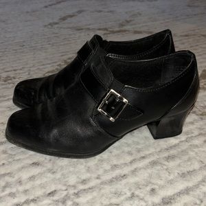 DR SCHOLLS | Heeled leather shoe with the buckle